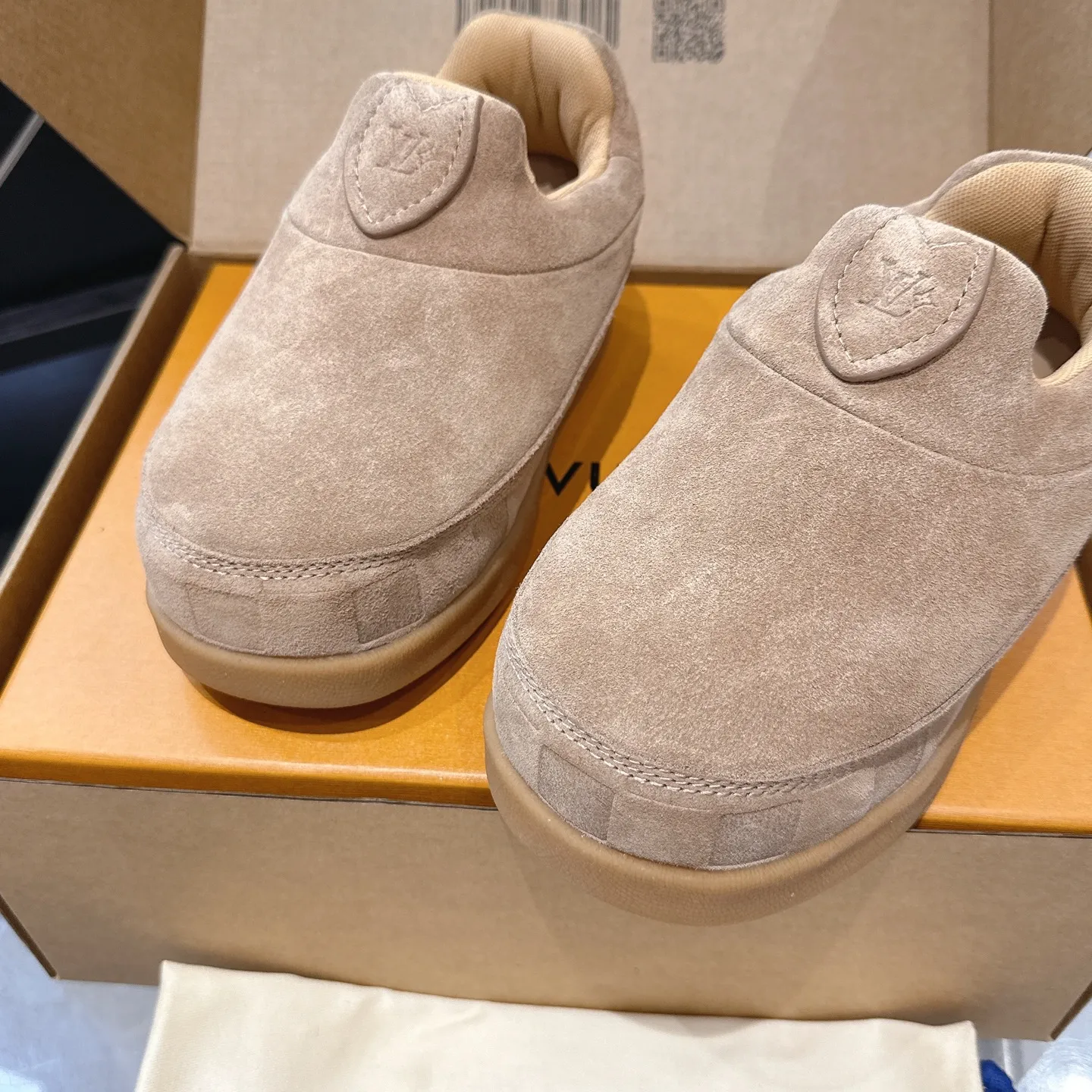 [L Family] P: 740💰 Couple model, size: women 35-41 (customized at 41 for women), 39-46 for men (customized at 45.46) The 2025 iteration of this Time Out sneaker, couple model, LV co-branded nigo, donkey brand, Louis Vuitton, ugly, cute😍Many Internet celebrities have shown off their feet, a classic and versatile item. Fabric: Imported high mercerized cow suede. Lining: high-grade elastic mesh, outsole: original molded outsole, palm print rubber outsole with hidden L letter and Monongram flower.